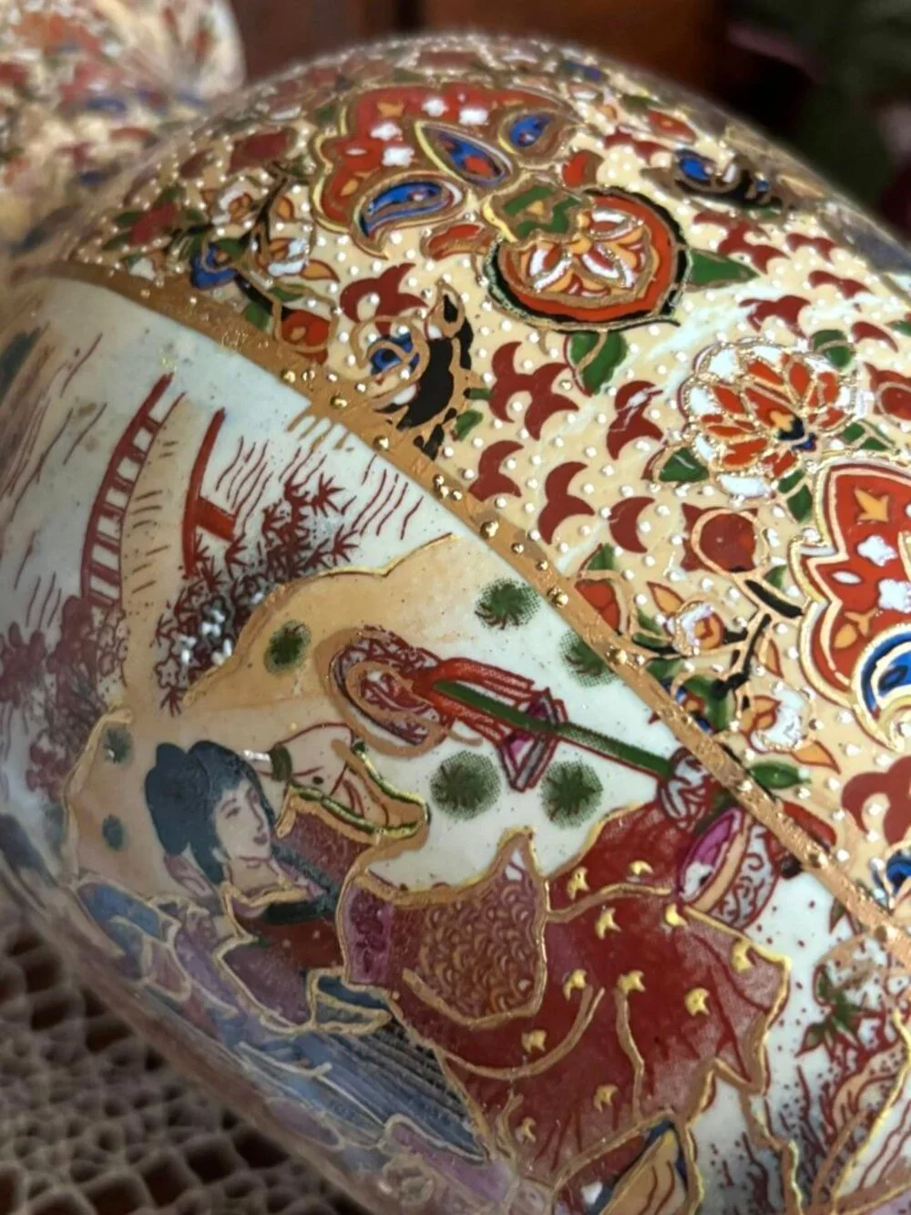 Large Satsuma Style Moriage Vase | Hand Painted Asian Court Scene Geisha | Chino - Picture 8 of 16